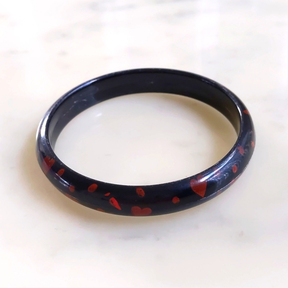 NWT. 0.5" Wide Black with Painted Hearts Bangle Bracelet. - Picture 1 of 3